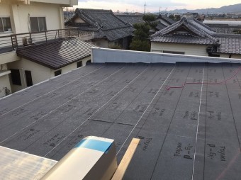 防水紙を設置した屋根