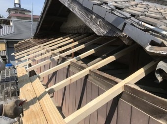 王寺町で妻下の垂木をやり替え