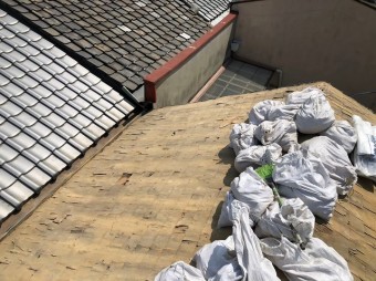 生駒市の葺き替え工事で下葺き材の杉皮