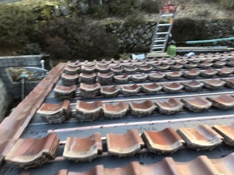屋根に瓦を葺いていく準備