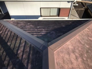 田原本町で新しい棟板金を設置したカラーベスト大屋根