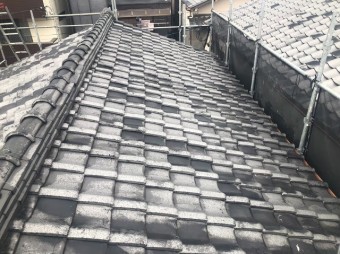 いぶし瓦の経年劣化を現場調査