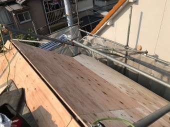 御所市の瓦屋根に野地板増し張り