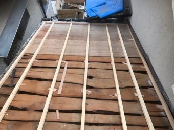古い野地板に垂木設置