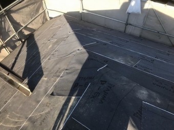 防水紙を設置と足場