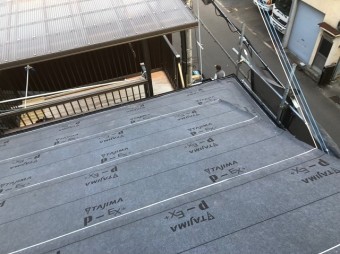 奈良市の屋根葺き替え工事で防水紙を設置