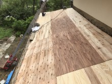 下屋根に野地板を設置