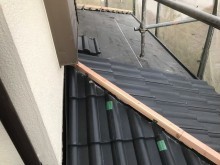下屋の黒いスレート瓦設置