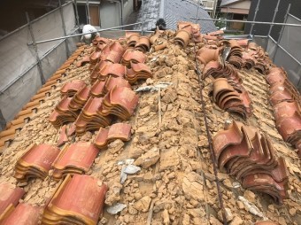 斑鳩町でS形瓦の解体作業