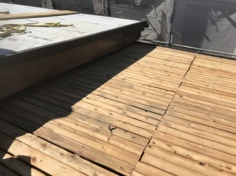 所々黒く傷んでいる野地板