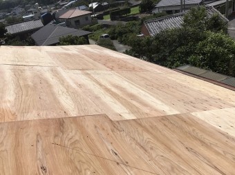 野地板を設置する屋根