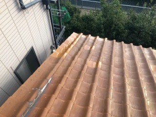 三宅町でオレンジ色の瓦の修繕作業
