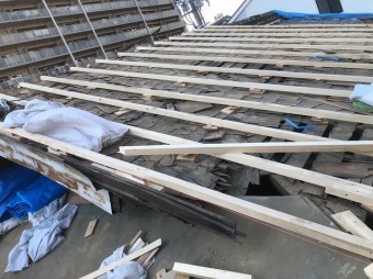 奈良市の雨漏り工事での補強垂木の設置