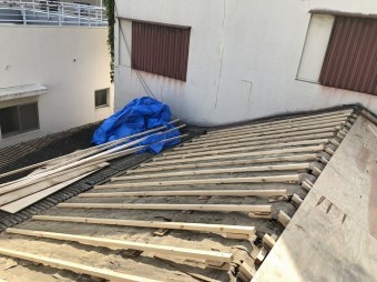 屋根のかさ上げをしている様子
