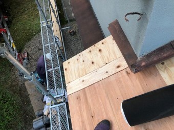 下屋根野地板設置の様子