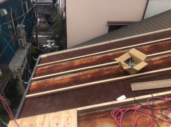 錆びついたトタンの重ね葺き
