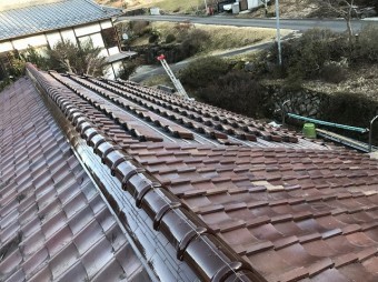 屋根に瓦を葺いていく準備