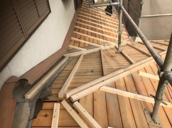 野地板を垂木で補強