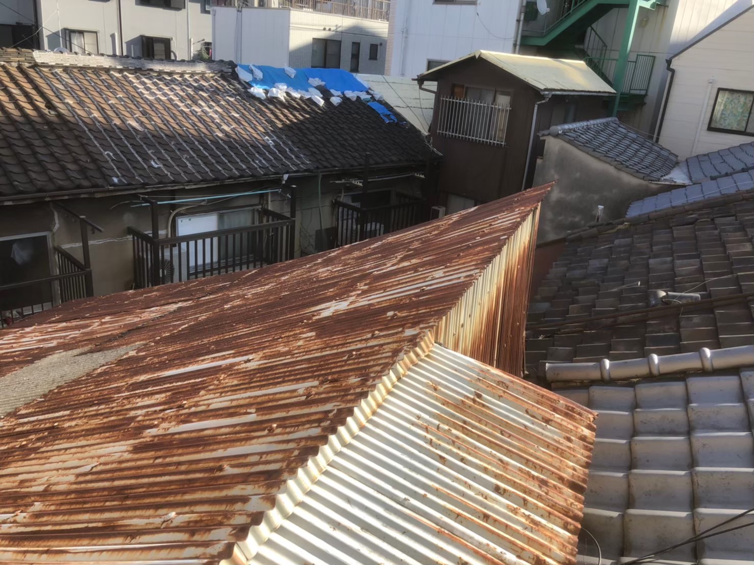 奈良市で築年トタンの錆びつきガルバリウム波板へ張り替え工事を着工 奈良市 生駒市の屋根工事 雨漏り修理は街の屋根やさん奈良店