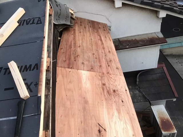 生駒市で差し掛け屋根の葺き替え工事コロニアルクワッドへ 奈良市 生駒市の屋根工事 雨漏り修理は街の屋根やさん奈良店