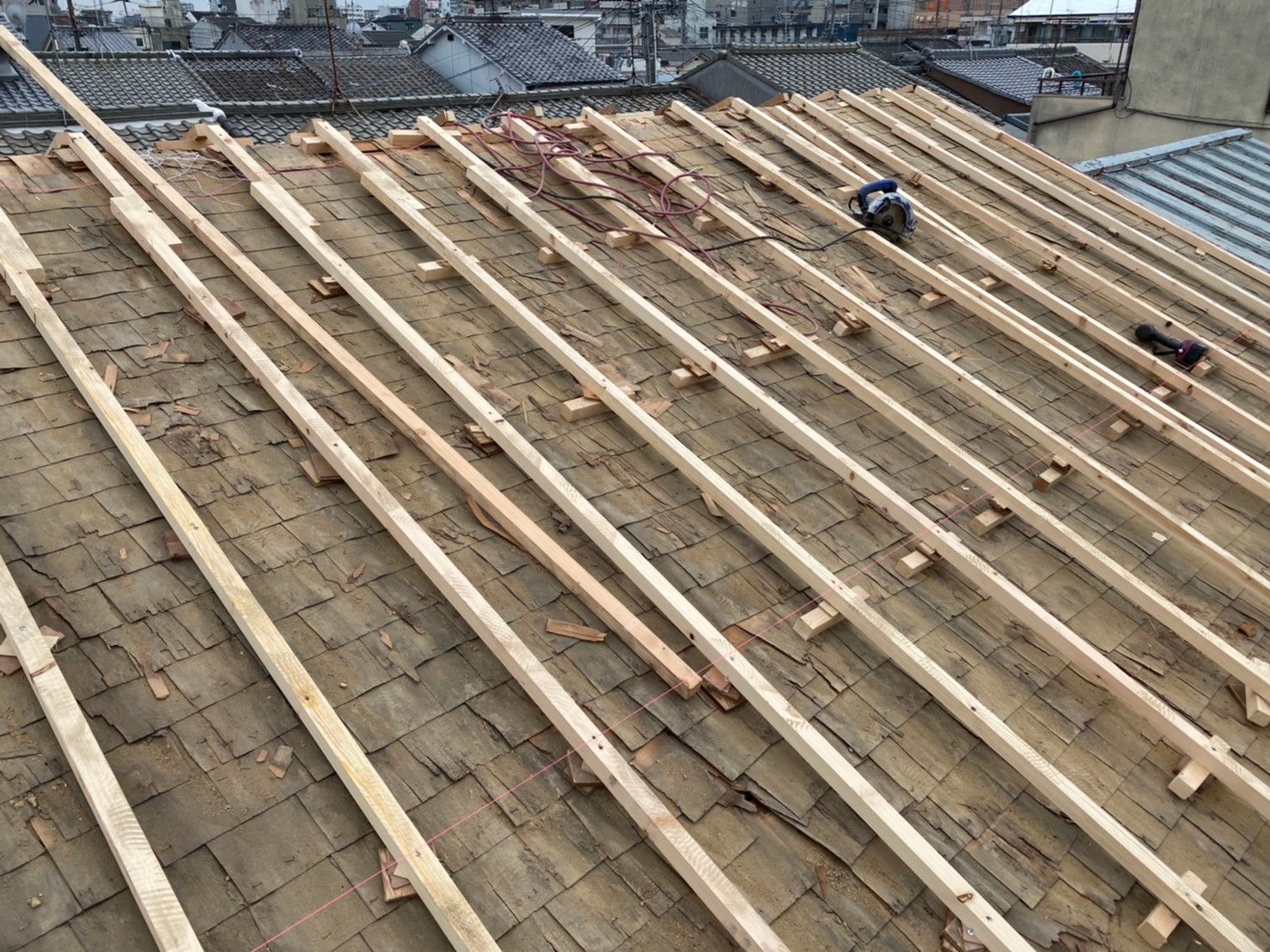 奈良市で不陸調整後野地板の増し張りでなかなか出来ないメンテナンス 奈良市 生駒市の屋根工事 雨漏り修理は街の屋根やさん奈良店