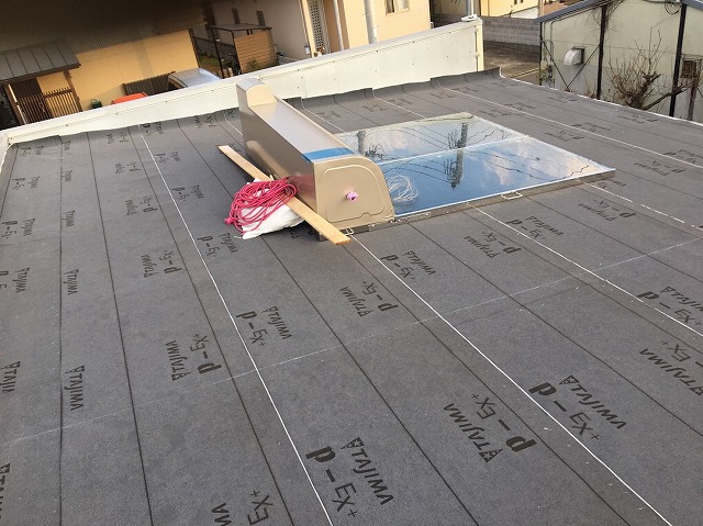 防水紙を設置した屋根