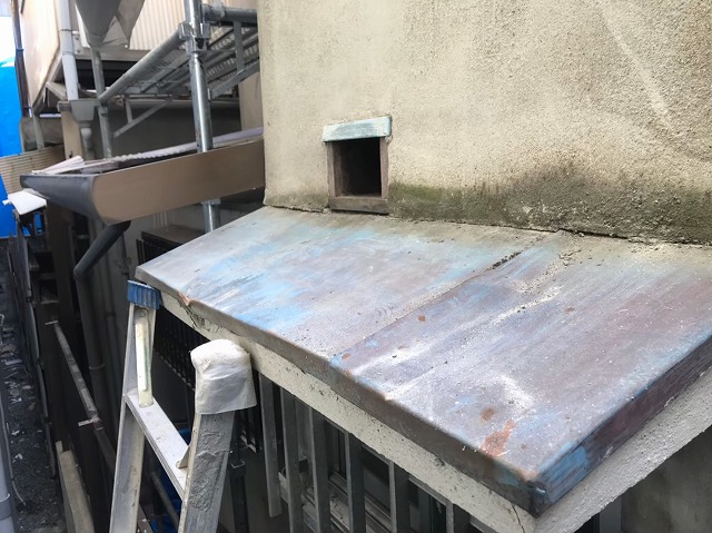 河合町で雨樋調査にて庇板金の錆び発見