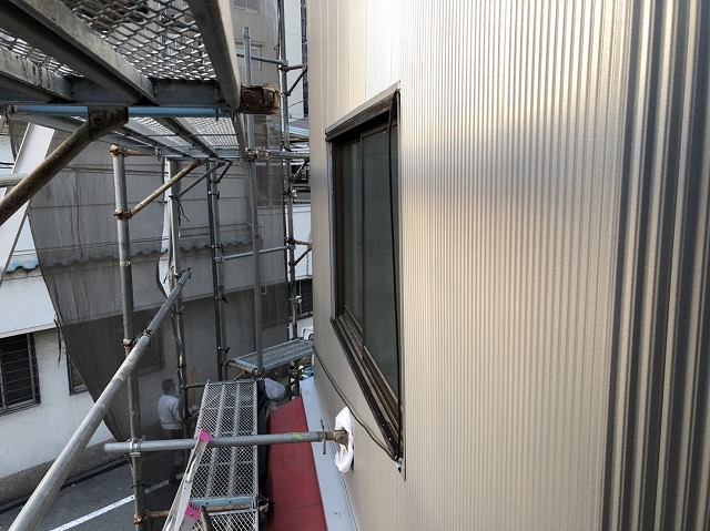 奈良市の店舗の外壁にガルバリウム鋼板を設置