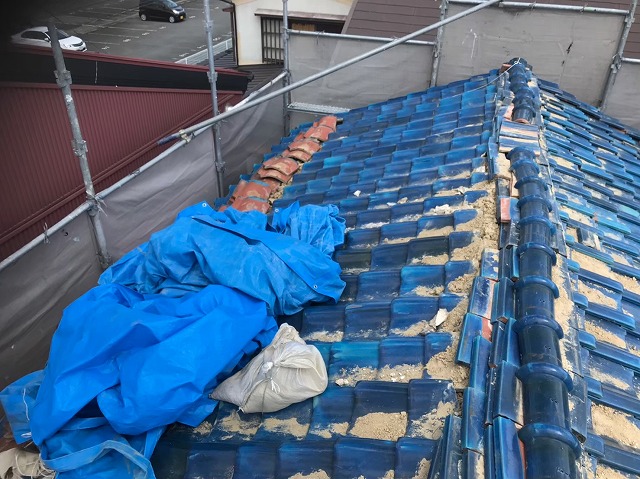 王寺町の青色釉薬瓦屋根の無料点検