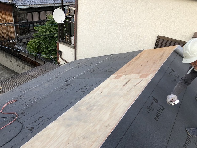 奈良市で屋根に防水紙を設置