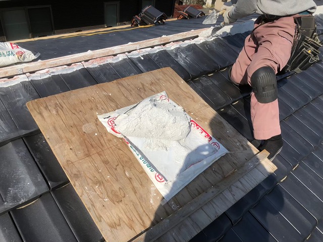 香芝市の棟瓦設置のための漆喰準備