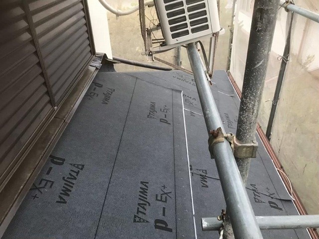 下屋根に防水紙を設置