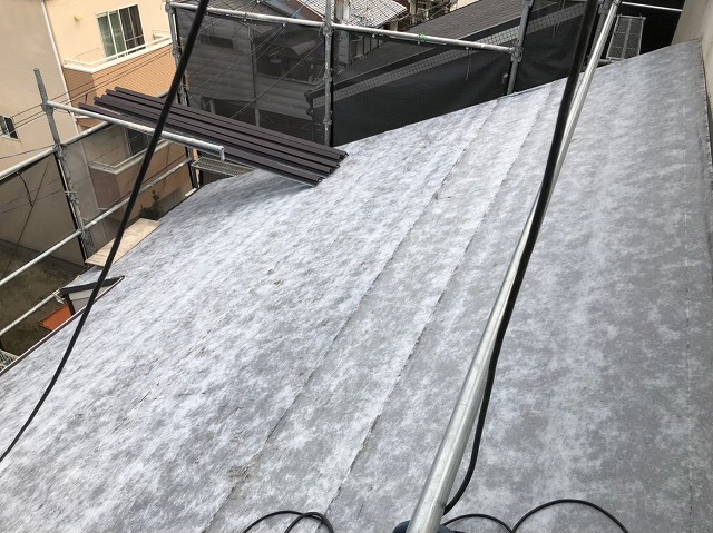 差し掛け屋根の防水紙設置