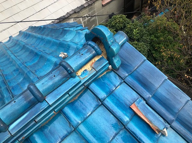 香芝市　青色釉薬瓦屋根　崩れた棟瓦