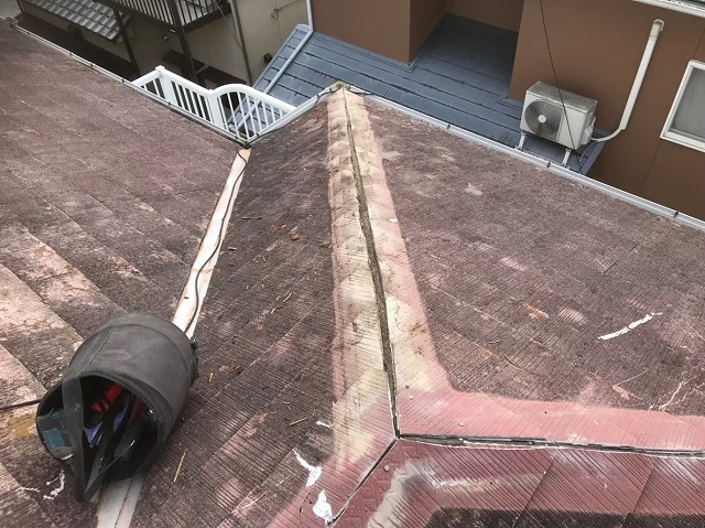 田原本町で棟板金を撤去したカラーベスト大屋根