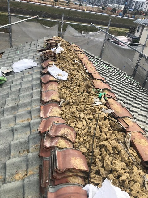 奈良市の台風被害の瓦屋根修理、瓦撤去開始で土葺きが見えた