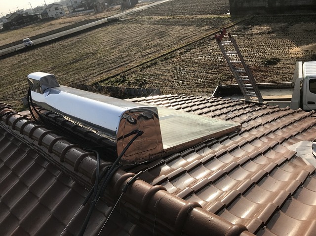 大和郡山市の屋根の上の太陽熱温水器