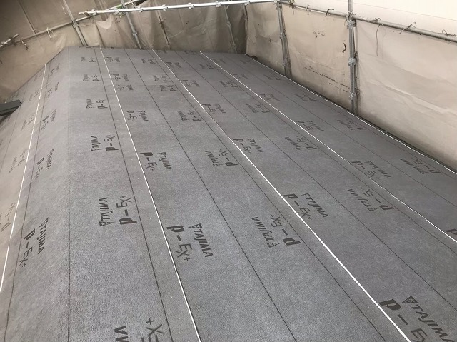 生駒市で構造用パネルの上から下葺き材（防水紙）を設置