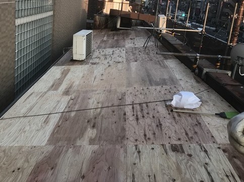 奈良市　店舗の屋根　瓦棒葺きトタン屋根　野地板貼り