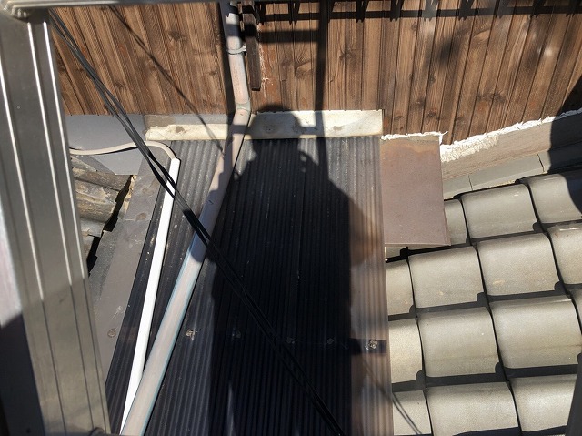 奈良市で下屋根の雨漏り補修で波板設置