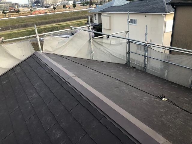 黒いスレート屋根