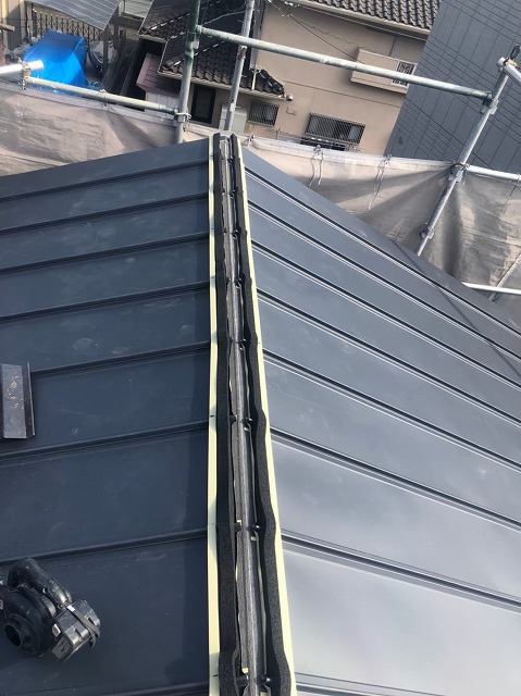 香芝市の新築住宅の屋根工事施工中の換気棟