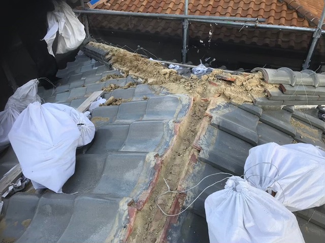 生駒市の大屋根の棟瓦を撤去