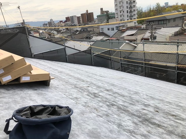 差し掛け屋根の防水紙設置