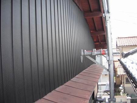 生駒市で外壁の劣化を確認し一面をヨドプリント鋼板で仕上げた壁面プリント鋼板カバー工事