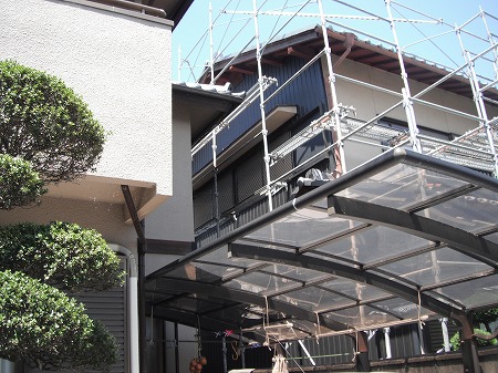 足場設置した外壁全景