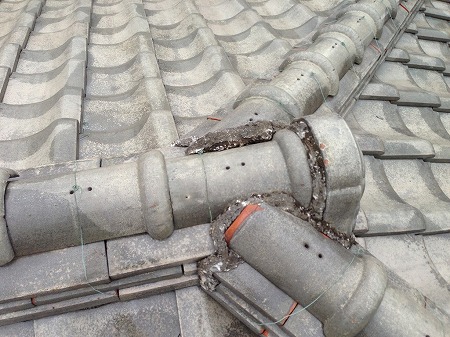 奈良市で和瓦屋根点検を実施、漆喰の剥がれと谷板金の錆びが進んだ築40年屋根の調査