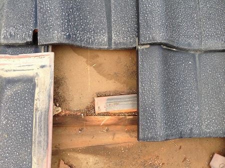 生駒市にて瓦屋根の雨漏り調査！見た目は綺麗でも油断できない内部の劣化とは？