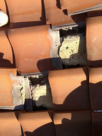 大和高田市で和瓦屋根点検、棟の面戸漆喰や取り合い部の漆喰劣化を現地で確認