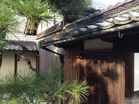 天理市で雨樋点検！銅樋の寿命と水溜まりを解消する修繕提案